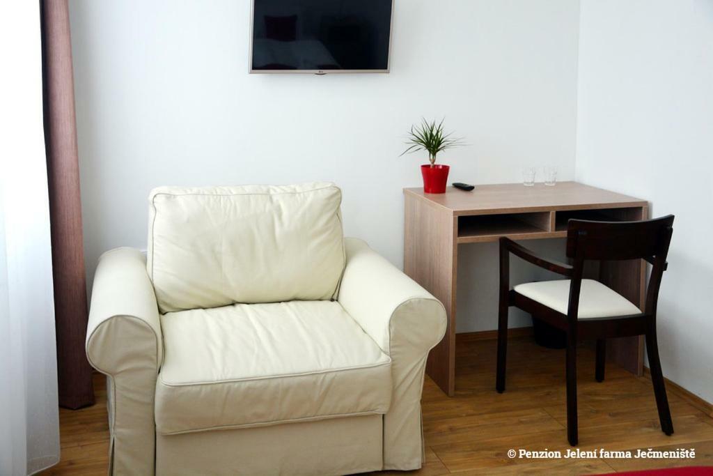 Jeleni Farma Jecmeniste Hotel Vrbovec Buitenkant foto