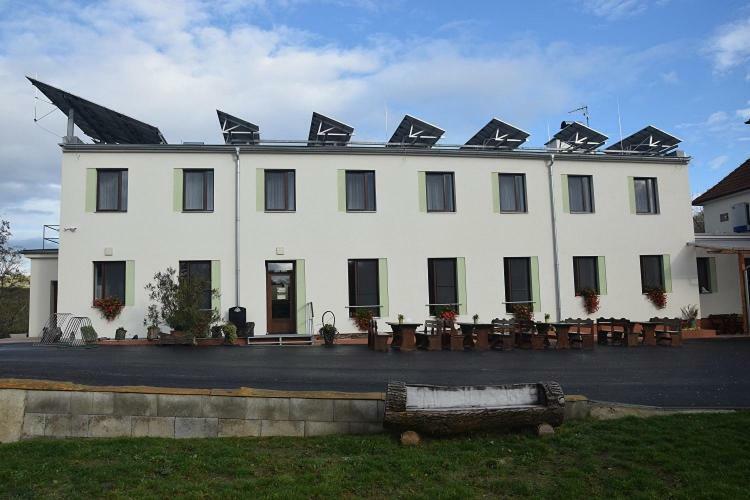 Jeleni Farma Jecmeniste Hotel Vrbovec Buitenkant foto