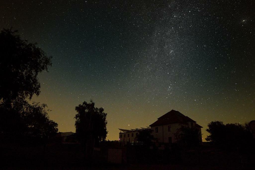 Jeleni Farma Jecmeniste Hotel Vrbovec Buitenkant foto